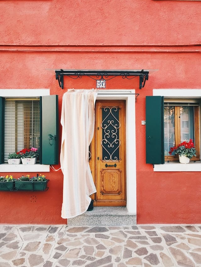 Wejście do domu i jego rola w szybkiej sprzedaży mieszkania- Homestaging: symetria, kwiaty, okiennice